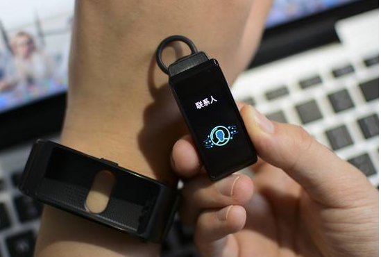 在华为手环B5中设置联系人的具体步骤