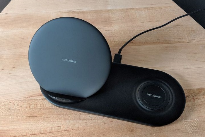 三星推“Wireless Charger Duo”充电板：1018 RMB