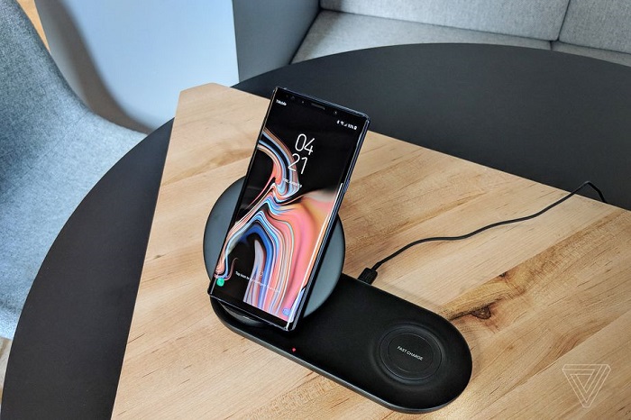 三星推“Wireless Charger Duo”充电板：1018 RMB