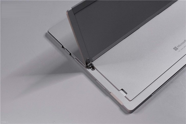 微软Surface Pro 6真机疑似亮相:配置USB-C接口