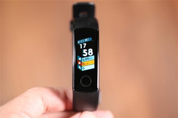 荣耀手环4标准版获更新：上线支付宝离线支付功能