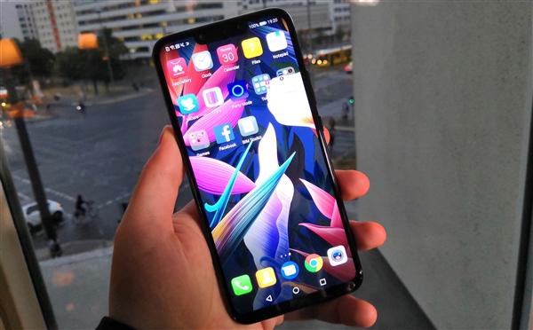 华为推Mate 20 Lite:6.3寸刘海屏