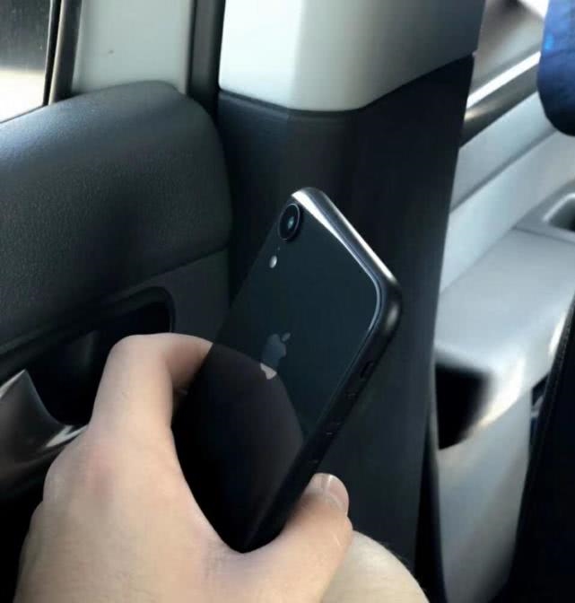 疑似iPhone 9真机谍照露面:后置单摄面积较大