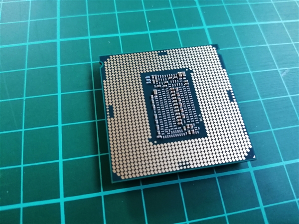 Intel i9-9900K样品泄露：原来长这样！