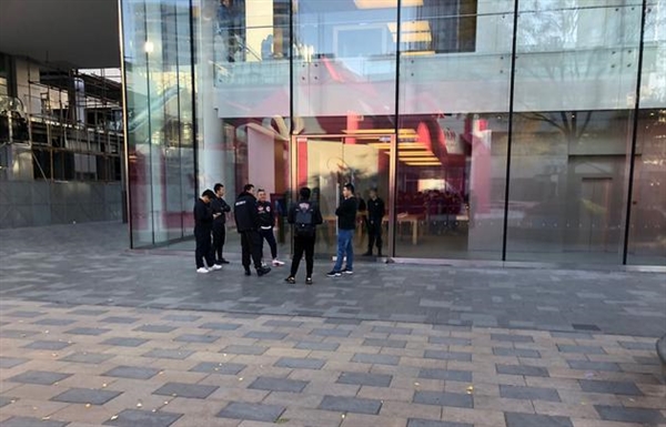 iPhone XR发售 黄牛做法让苹果呜咽