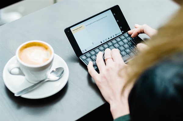 Cosmo Communicator开始众筹：预装Android 9.0