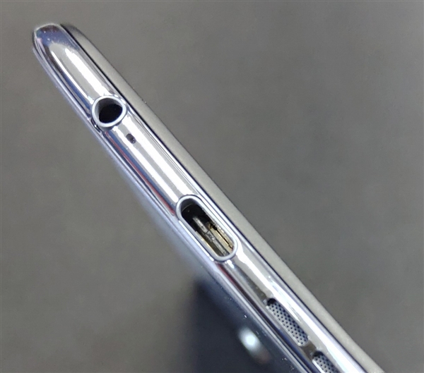 华硕ZenFone 6上手视频曝光：“斜刘海”设计