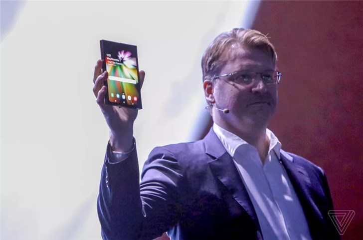 三星可折叠手机正式亮相：手机和平板竟然还能切换自如？