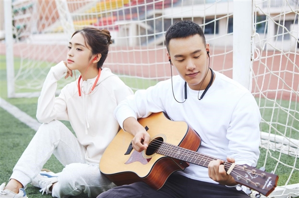 小米蓝牙项圈耳机青春版正式上线：支持快充