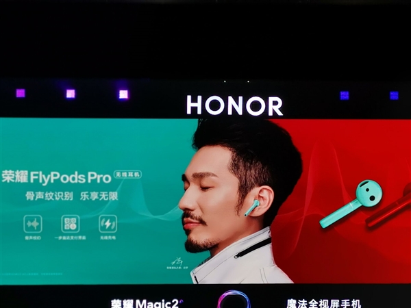 荣耀推AI智能无线蓝牙耳机：采用半入耳式设计