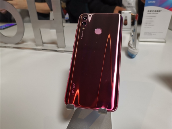 荣耀10青春版正式上线：采用潮流渐变设计