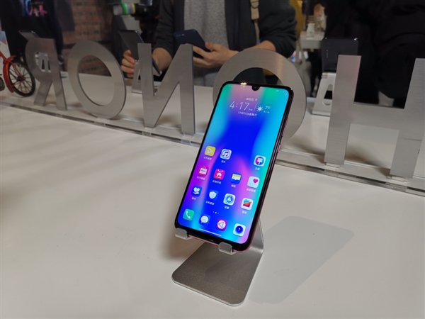 荣耀10青春版正式上线：采用潮流渐变设计