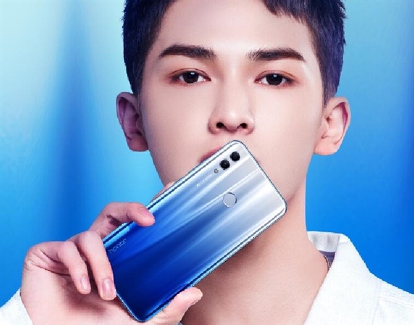 荣耀或于Supreme联名推荣耀10青春版