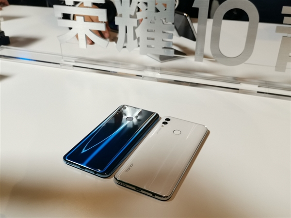 荣耀10青春版正式上线：采用潮流渐变设计