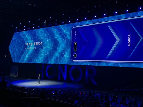 荣耀V20正式上线：首创屏下摄像头4.5mm超小孔径