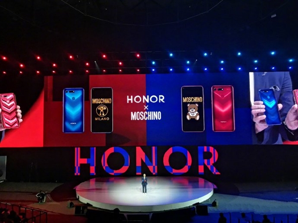 荣耀V20正式上线：首创屏下摄像头4.5mm超小孔径