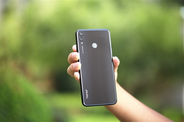 荣耀8X前置相机获AI功能，能识别自拍场景