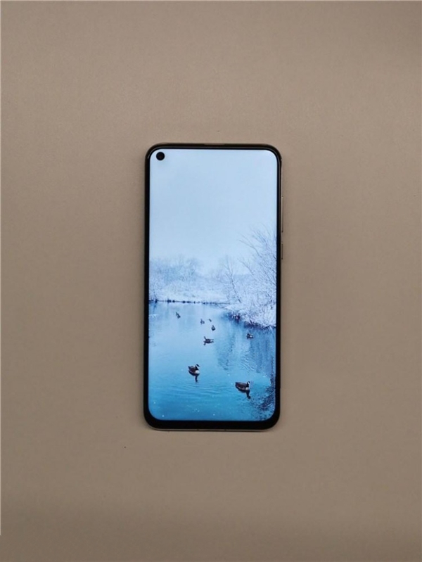 华为nova 4真机照曝光：额头和左右两边等宽