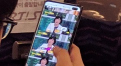 三星Galaxy S10 Plus真机照亮相：挖孔屏