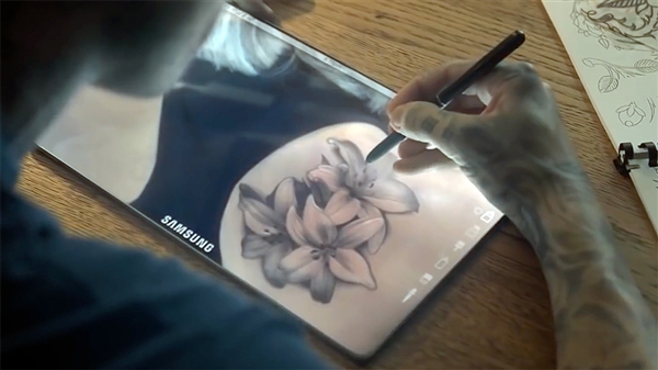 三星折叠屏手机宣传片意外泄露：像是一本书