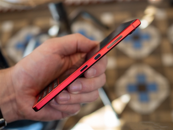 黑莓KEY2红色版正式露面：约5000元