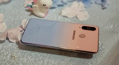 星光电、友达光电等面板制造商都已开始布局挖孔屏面板