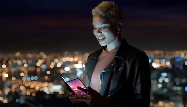 三星折叠屏手机宣传片意外泄露：像是一本书