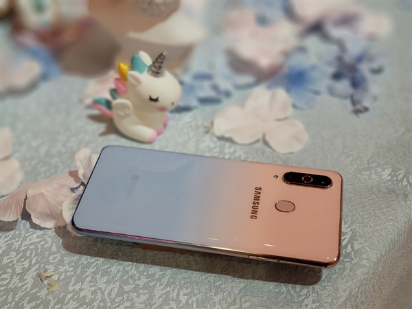 星光电、友达光电等面板制造商都已开始布局挖孔屏面板