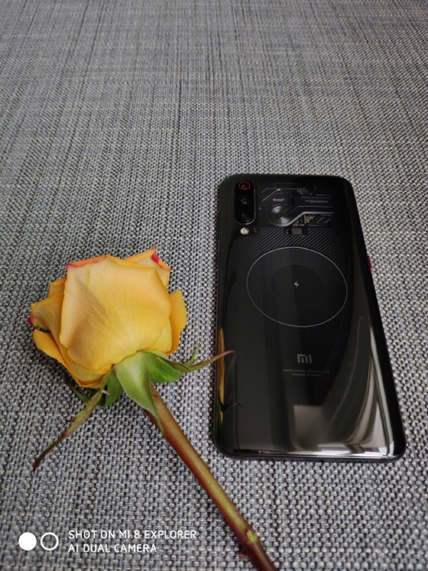 小米9透明尊享版真机图现身：炫酷十足