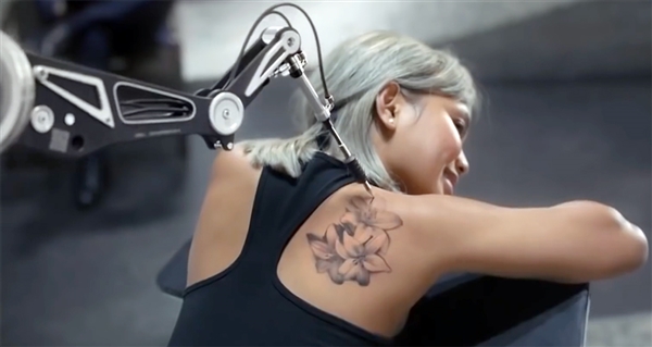 三星折叠屏手机宣传片意外泄露：像是一本书