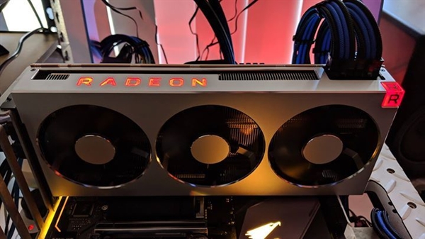 全球首款7nm游戏显卡！AMD Radeon VII正在跑分中
