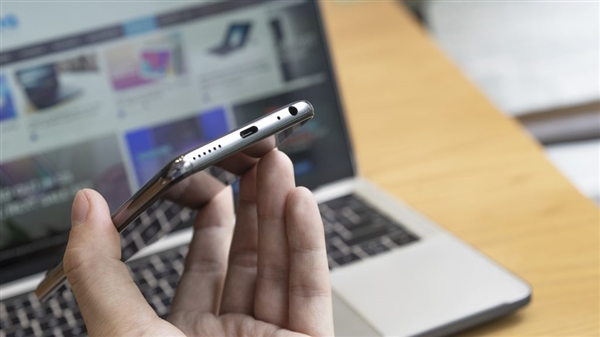 魅族Note9真机被曝：水滴屏、窄边框