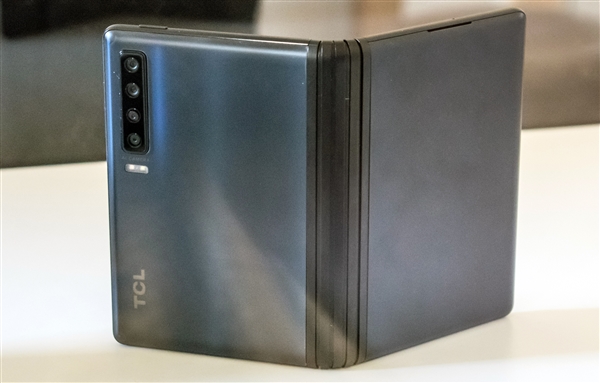 TCL展示折叠屏方案：成本足够低