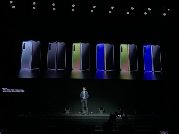 三星Galaxy Fold亮相中国：可承受20万次翻折