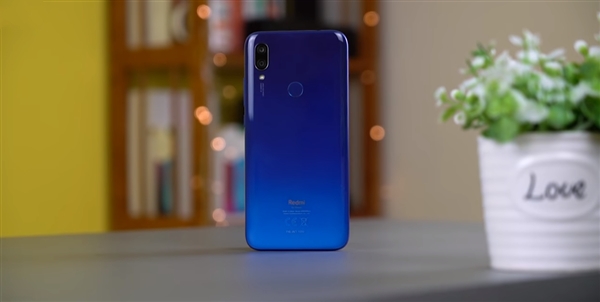 红米7上手：水滴屏，背部渐变设计