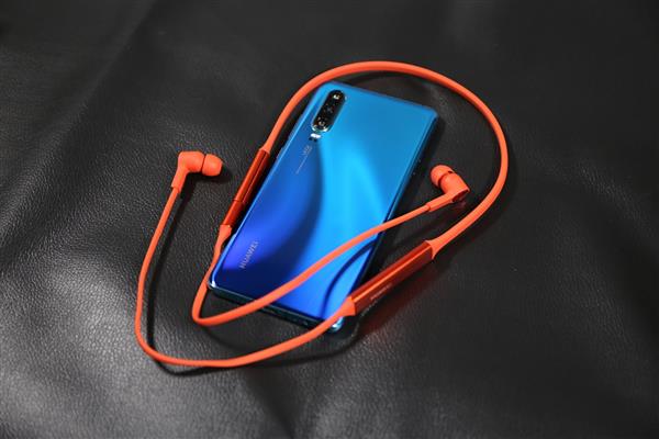 华为FreeLace无线耳机上线：独创HiPair闪连快充技术