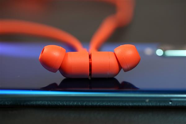 华为FreeLace无线耳机上线：独创HiPair闪连快充技术