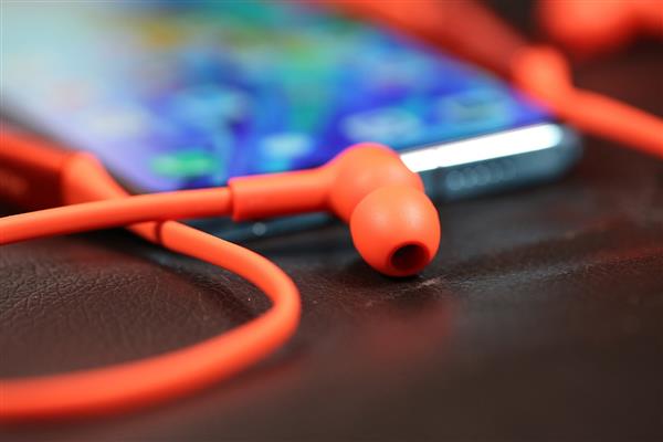 华为FreeLace无线耳机上线：独创HiPair闪连快充技术