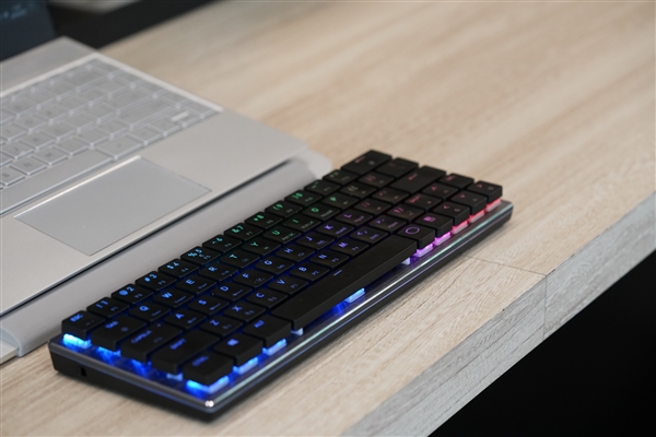 酷冷至尊带来SK621迷你机械键盘：64键
