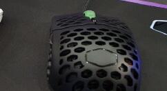 PC品牌酷冷至尊展示新轻量化鼠标MM710