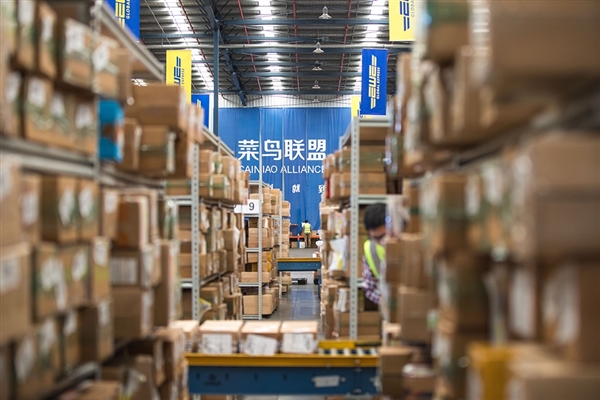 去年邮政业务总量超万亿元