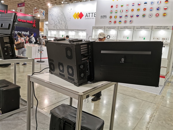 雷蛇旗下第一台三屏笔记本来了：搭载4K IGZO面板