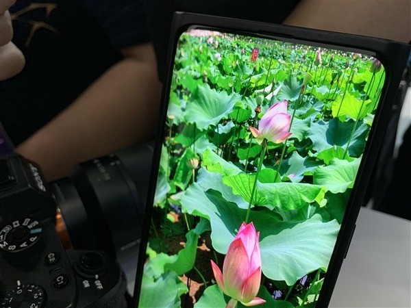 OPPO秀出黑科技 布透视全景屏上线