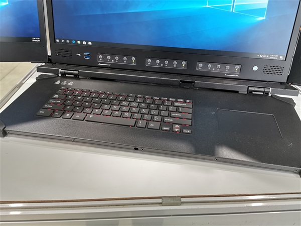 雷蛇旗下第一台三屏笔记本来了：搭载4K IGZO面板