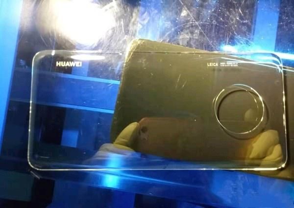 华为Mate 30 Pro背面设计：“浴霸”变“蜂窝媒”