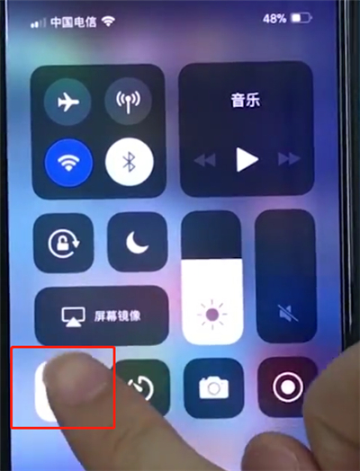 iphonexs中使用手电筒的详细方法