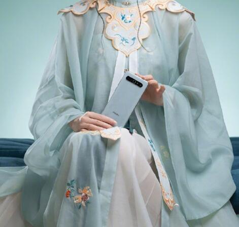 魅族17 Pro晓芳窑典藏版将开启首销 实现天青色