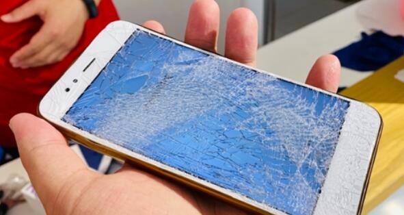 小米5X不愧是神机！重摔成这样还能正常使用