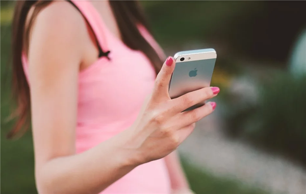 折叠屏iPhone最快于明年上线