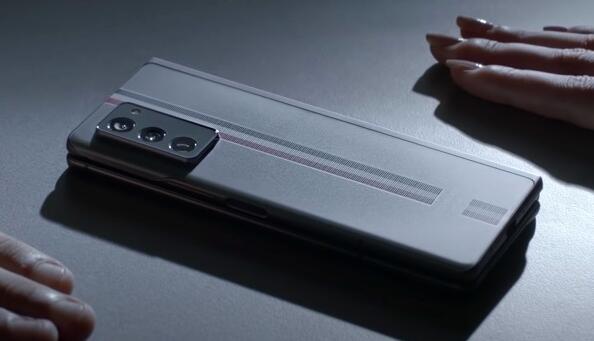 三星自曝Thom Browne版Galaxy Z Fold 2：售价或达2.4 万元